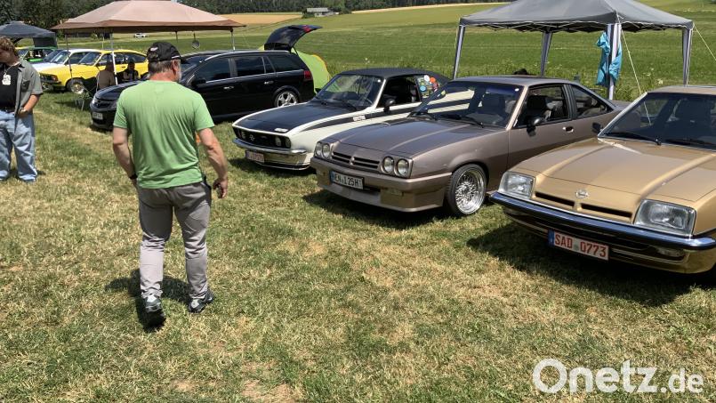 Beim Opel-Treffen in Oberbibrach bestaunten die Besucher viele Oldtimer. Bild: Dominik Eckert