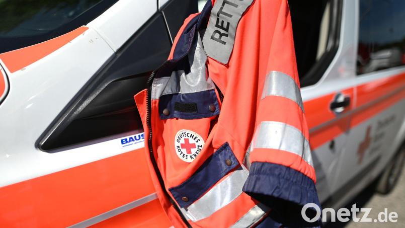 Mit schweren Verletzungen kommt ein Mann ins Krankenhaus. Der Schaden ist enorm. (Symbolbild) Bild: Patrick Seeger/dpa