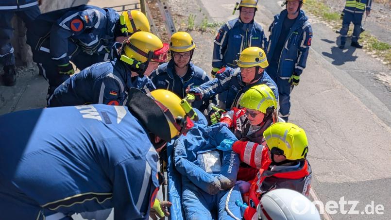 Auf dem Gelände der Maxhütte fand eine Großübungen der Blaulichtorganisationen mit Zivilschutzbezug statt. Nach erfolgter Bergung werden die Verletzten an das BRK übergeben. Bild: THW Sulzbach-Rosenberg