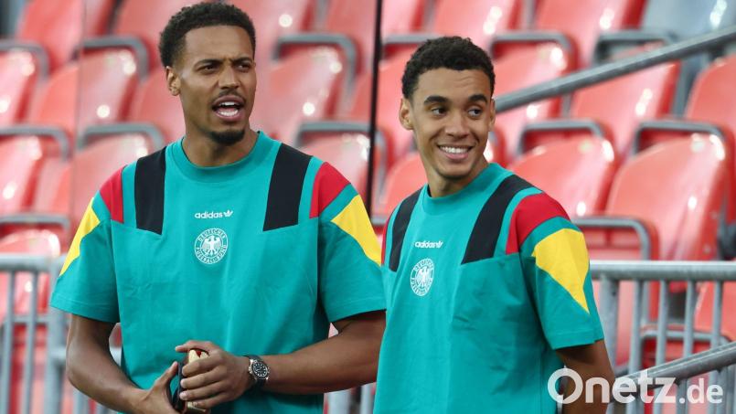 Auf welchen Gegner die DFB-Elf im ersten K.o.-Spiel trifft, fragen sich auch Felix Nmecha (l) und Jamal Musiala. Bild: Jan Woitas/dpa