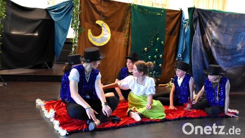 Schneewittchen und die sieben Zwerge auf einem fliegenden Teppich hat es bisher in keinem Märchen gegeben. Deshalb war die Premiere der Kreismusikschule mit dem Kindermusical "Die sieben Zwerge und der fliegende Teppich", nimmt man es genau, sogar eine Welturaufführung. Bild: Ulla Britta Baumer