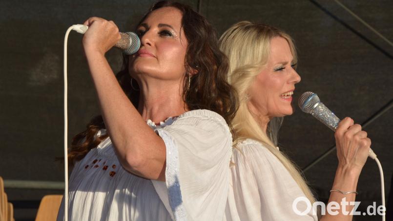 Linda Mikulec (Agnetha) rechts) und Simone Kerchner (Anni-Frid) begeisterten am Samstagabend mit ihrer Show "One Night in Sweden" in Tirschenreuth. Beide ließen die großen Welthits von Abba wieder auferstehen. Bild: Josef Rosner