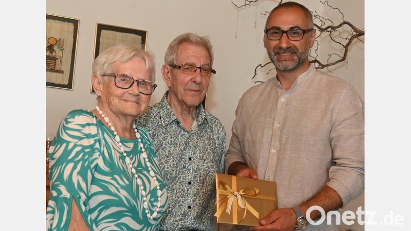 Seinen 90. Geburtstag feierte Walter Graml, der mit seiner Frau Gunda vor drei Jahren Eiserne Hochzeit hatte. Mit Amberger Stadtgeld gratulierte 3. Bürgermeister Tuncer Ayten (rechts). Bild: Gerhard Franz