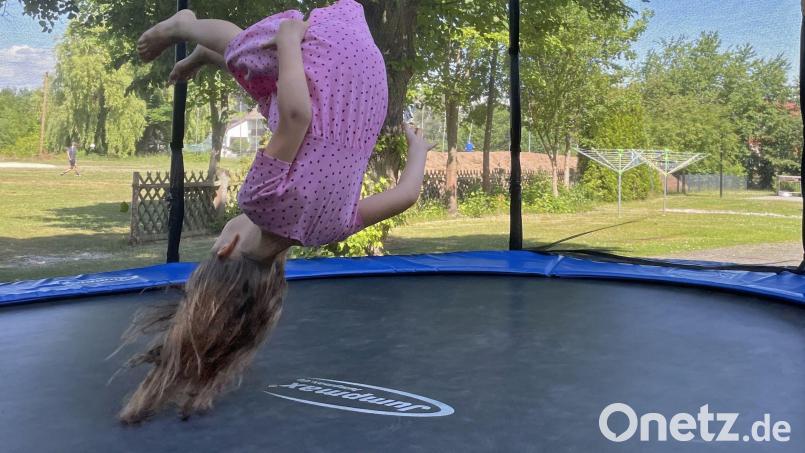 Ein glimmender Zigarettenstummel hat in Schwandorf für Ärger gesorgt und ein Trampolin beschädigt. Symbolbild: ath