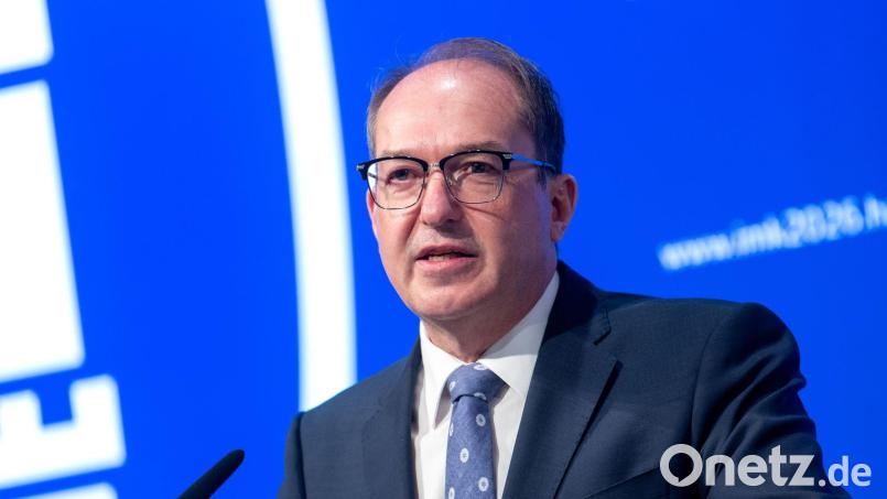 Bundesinnenminister Alexander Dobrindt (CSU) will deutlich mehr Abschiebungen nach Afghanistan. (Archivbild) Bild: Daniel Bockwoldt/dpa