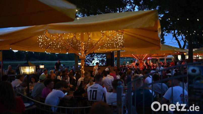 Ein 24-Jähriger hat bei einem Public Viewing in Wunsiedel den Hitlergruß gezeigt. Die Kriminalpolizei Hof ermittelt. Symbolbild: Robert Michael/dpa