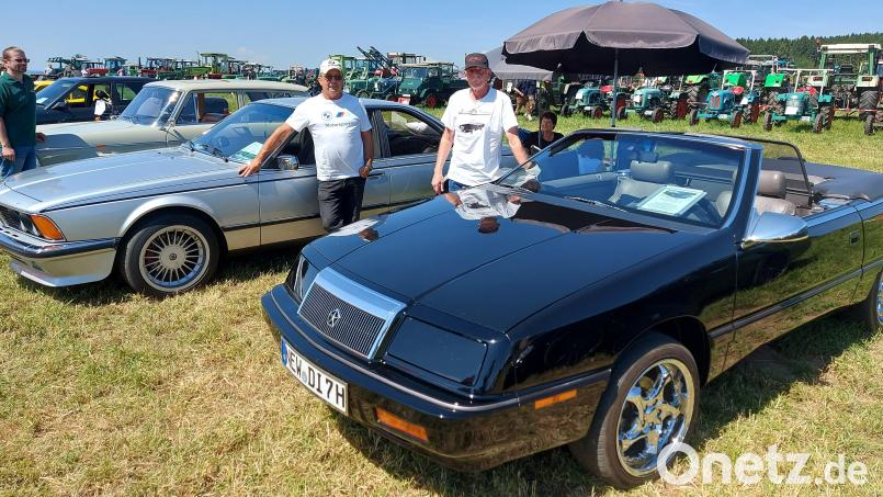 Der Chrysler Le Baron und der BMW Coupe sind der Stolz ihrer Besitzer Dieter Siegler und Erhard Wittmann. Beide Kultfahrzeuge erweisen sich in Pullenried als Hingucker. Bild: Georg Lang