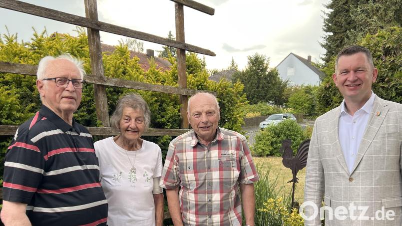 Ruhestandspfarrer Hans Peter Heindl (links) gratulierte zusammen mit Peter Wlach (Mitte) und Bürgermeister Dominik Sachsenhauser der Jubilarin Erna Graf zum 80 Geburtstag. Bild: Marianne Moosburger