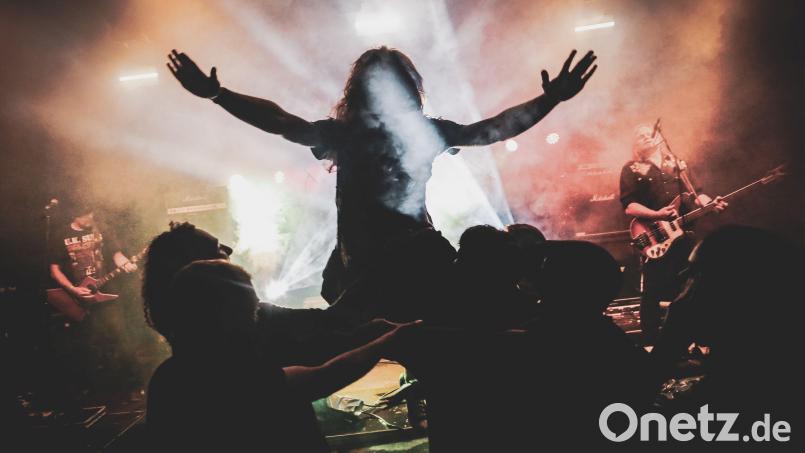 Crowdsurfing auf dem Altstadtfest in Sulzbach-Rosenberg 2025: Auch heuer spielen wieder zahlreiche Bands auf sechs verschiedenen Bühnen. Im Bild die Schloss-Bühne mit Motörblöck. Archivbild: Danny "Trabi" Jakesch