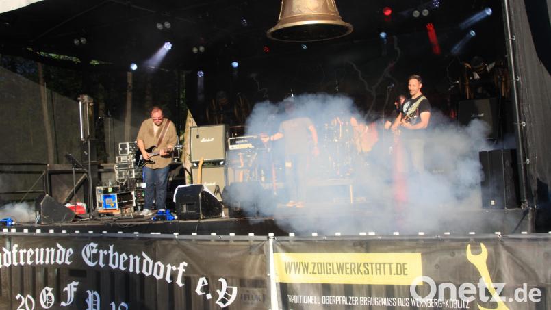 Die "Road-Runners" waren nur eine von vielen Bands, die sich die Motorradfreunde aus Erbendorf ins Boot geholt hatten. Bild: Werner Robl