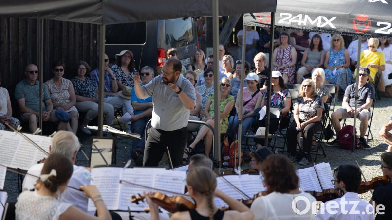 Das Symphonieorchester der Kreismusikschule gastierte auf dem Waldecker Schloßberg Bild: Roland Wellenhoefer