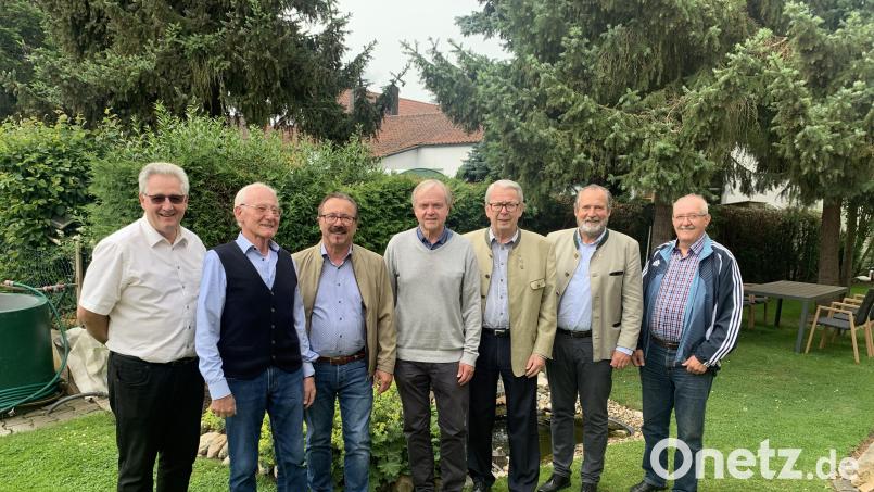 Engelbert Ehbauer (Zweiter von links) feierte seinen 80. Geburtstag, dazu gratulierten ihm auch Pfarrer Lorenz (links), Herbert Suttner vom VdK-Kreisverband Schwandorf (Dritter von links), Nabburgs Bürgermeister Frank Zeitler (Zweiter von rechts) und Freunde. Bild: Herbert Suttner