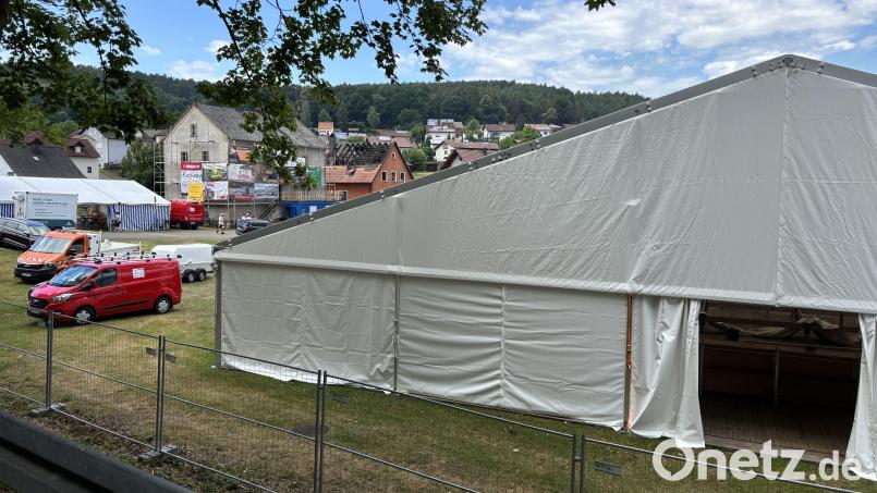 Das Festzelt steht schon, ab Freitag feiert die Iffelsdorfer Feuerwehr in Untersteinbach ihr 150-jähriges Jubiläum. Die Festwiese befindet sich direkt neben dem abgebrannten Gerätehaus. Bild: sbö