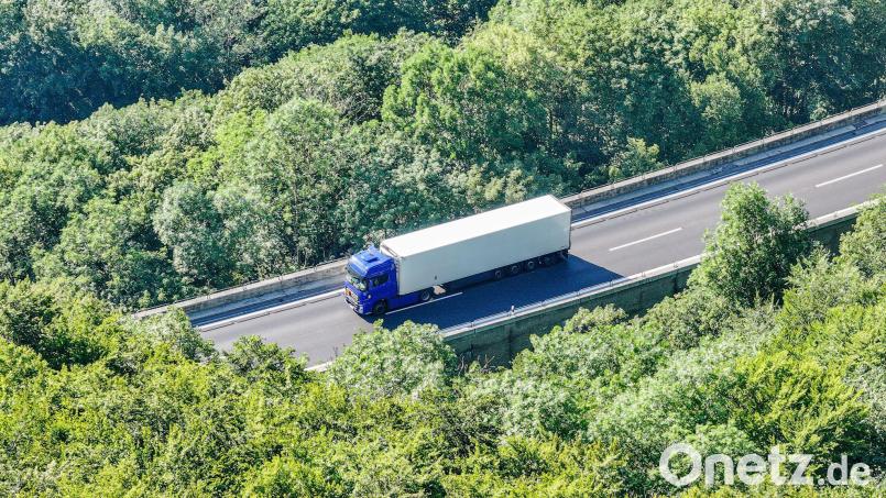 Der Lastwagen mit entzündlichem Gefahrgut steht auf der Autobahn A8 in Fahrtrichtung München. Bild: Jason Tschepljakow/dpa