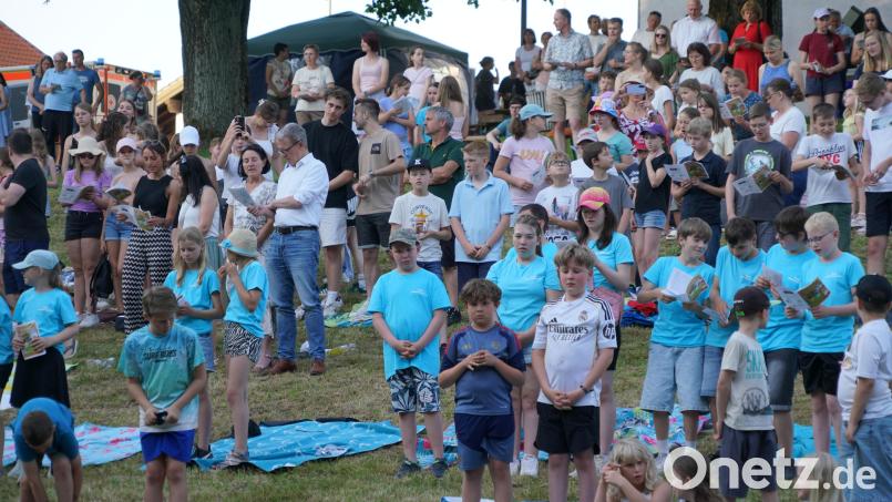 Der Jugendtag am Fahrenberg zeigte, dass Glaube jung und grenzenlos sein kann. Unter freiem Himmel verband ein Gottesdienst Menschen verschiedener Kulturen. Bild: fvo