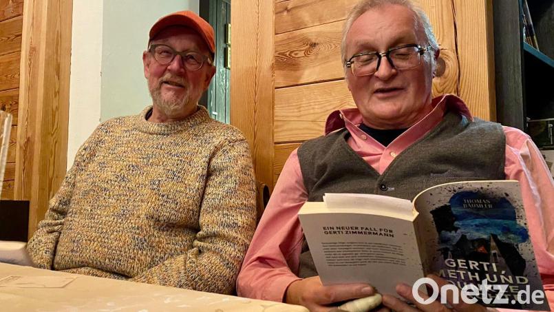 Thomas Bäumler (rechts) liest am Barbaraberg aus seinem Krimi „Gerti und die toten Meister“. Bild: Ina Grosser
