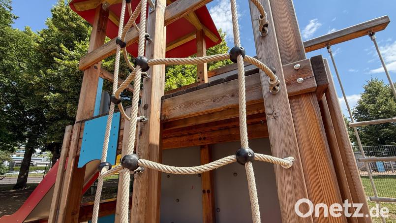 Auf dem Spielplatz an der Hans-Thoma-Straße in Amberg waren Schrauben und Bolzen an mehreren Spielgeräten gelockert oder entfernt. Die Stadt geht von einer "gezielten Manipulation" aus, während die Amberger Polizei während der laufenden Ermittlungen nicht von einem "Sabotageakt" sprechen möchte. Bild: Petra Hartl