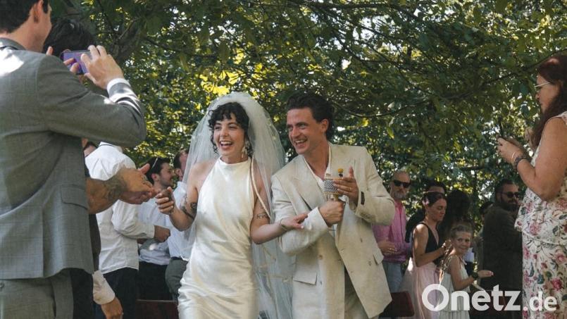 Johanna und Lorenz Walbert haben geheiratet. Beschwingt, begleitet von den Hochzeitsgästen mit Percussion-Instrumenten, verließ das Brautpaar den Schafferhof-Garten nach der freien Trauung. Anschließend wurde im festlich gedeckten Innenhof weitergefeiert. Bild: Richard Stürz