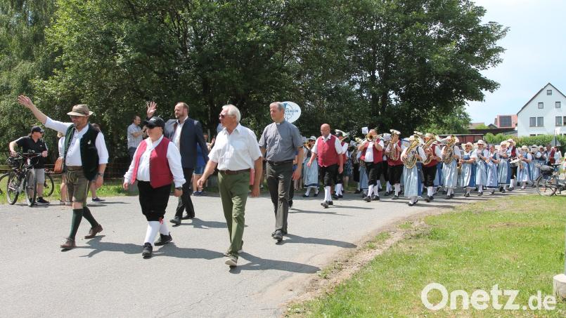 Mit den Ehrengästen geht es beim Sternmarsch zum TSV-Sportplatz. Bild: Josef Pilfusek