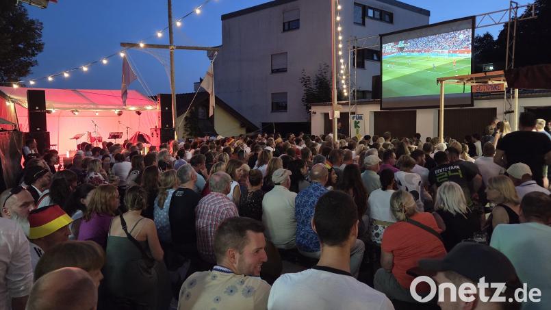 Dichtes Gedränge und volle Bänke beim Public Viewing - Jubel und Stimmung sowieso. Bild: tgf