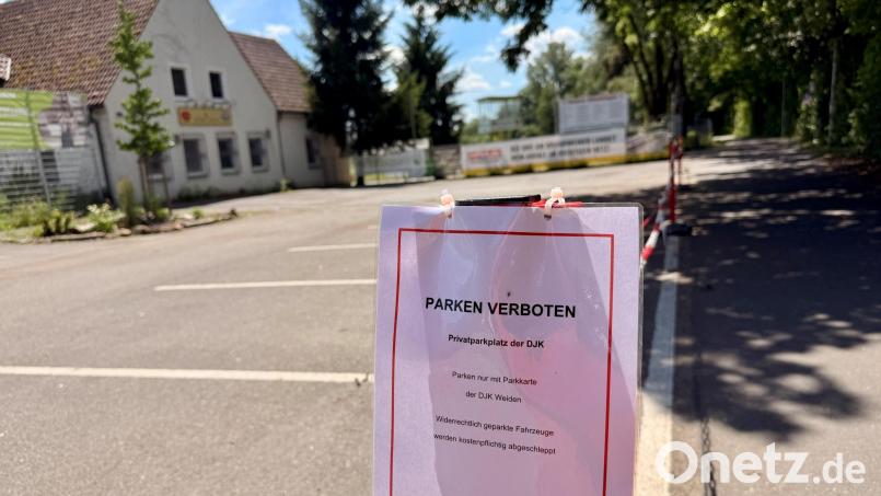 Mit strengeren Regeln will die DJK Weiden dafür sorgen, dass Mitglieder des Vereins zuverlässig auf dem Privatparkplatz parken können. Bild: Gabi Schönberger