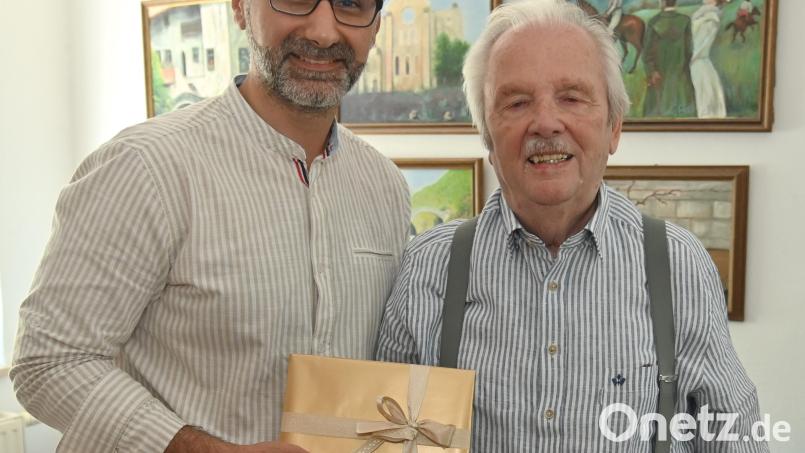 Vergangenen Sonntag feierte Heinrich Hegner (rechts) seinen 90. Geburtstag. Dazu gratulierte Dritter Bürgermeister Tuncer Ayten mit einigen Euro Amberger Stadtgeld. Bild: Gerhard Franz
