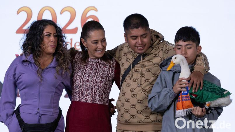 Karla Ivette Gómez, Präsidentin Claudia Sheinbaum, Carlos und Christian (v. links) mit Merlin auf der Regierungspressekonferenz. Bild: Cristian Leyva/Zuma Press/dpa