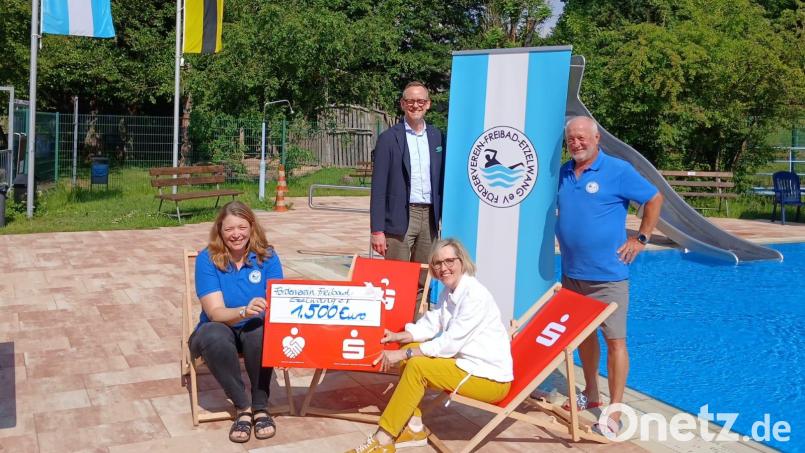 Über die Förderung für das Freibad freuten sich (von links, hintere Reihe) Vorstandsvorsitzender Thomas Pickel und Fördervereinsvorsitzender Josef Schmidtpeter sowie vorne: Michaela Frey und Kathrin Schmidt. Bild: Schmidt