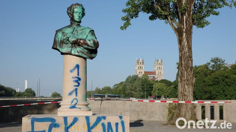 Kaum enthüllt, schon wieder beschmiert. Bild: Fotoreport-DB/dpa