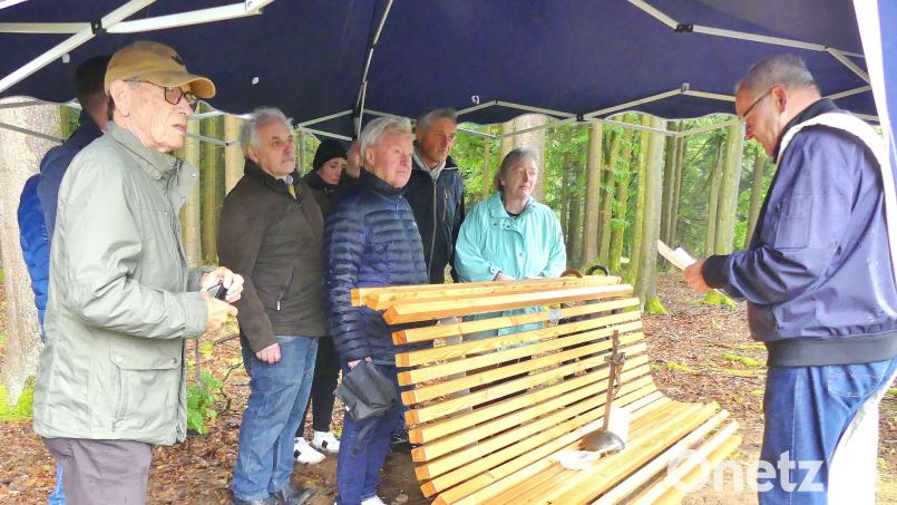Eine neue Ruhebank hinter dem Bildstock erinnert an Thea Liegl und ihren Einsatz für die Gedenkstätte an der ehemaligen „Binhaken-Kapelle“. Bild: Krauß Ludwig