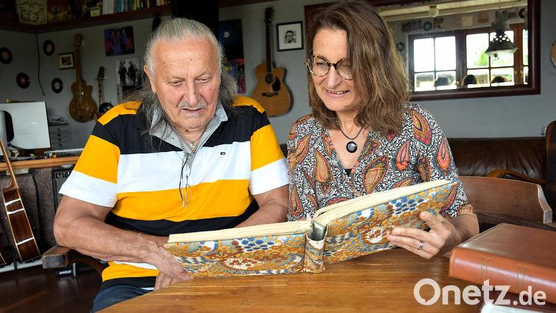 Siegfried und seineTochter Nadja Aumann schwelgen in Erinnerungen. Fotos vom wahren Vater und Großvater Roland haben sie allerdings nur sehr wenige. Denn 63 Jahre lang wusste Siegfried Aumann gar nicht, dass es ihn gibt. Bild: Ulla Britta Baumer
