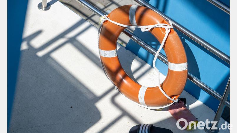 Rettungskräfte bargen den Mann noch aus dem Wasser, er starb später in einem Krankenhaus. (Symbolbild) Bild: Stefan Puchner/dpa