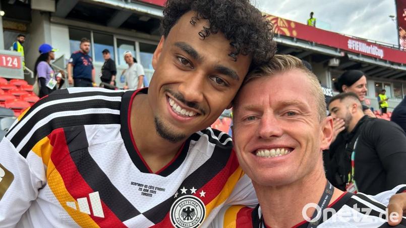 Nathaniel Brown (links) und sein Stiefvater Christian Lichtenauer nach dem Spiel gegen die Elfenbeinküste in Toronto. Bild: Lichtenauer/privat