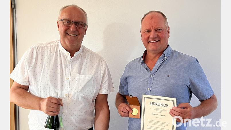 Bürgermeister Anton Peter (links) zeichnete Gerhard Schuller mit der goldenen Ehrenmedaille von Ammerthal aus. Bild: Marianne Moosburger