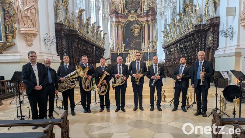 Die Waldsassener Blechbläser mit ihrem Leiter Armin Scharnagl (rechts) sowie Kirchenmusikdirektor Andreas Sagstetter (links) beim Schlussapplaus nach dem Konzert in der Basilika Waldsassen. Bild: Paul Zrenner