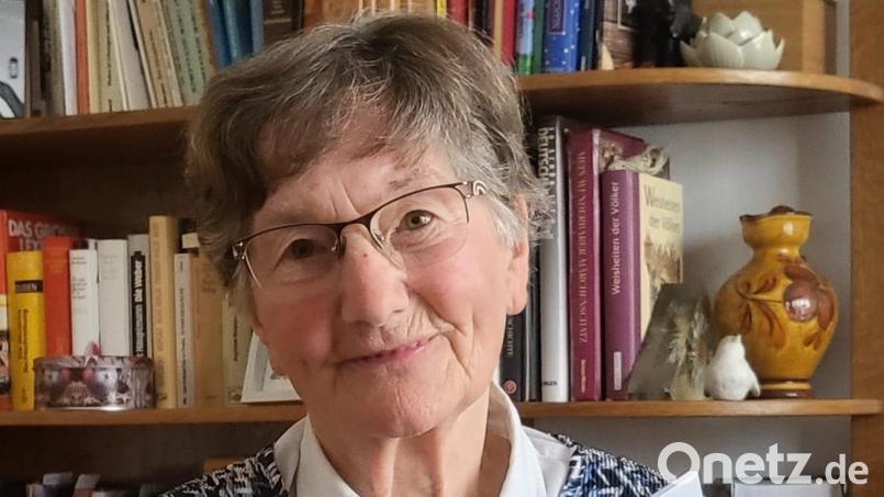 Rosa Pickel (88) schreibt Gedichte und liest aus ihrem jetzt erschienen neuen Band auch ihren Mitbewohnern in der Senioreneinrichtung in See bei Happurg vor. Bild: Heidi Himmelhuber