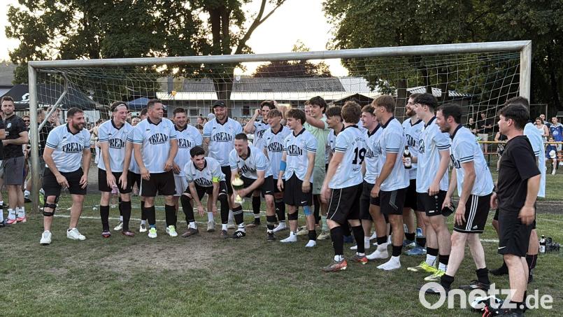 Schlagerrapper Tream stemmt den Pokal nach oben. Bild: Lukas Büchold