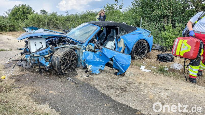 Das Porsche-Wrack steht an einem Feldweg. Bild: Jason Tschepljakow/dpa