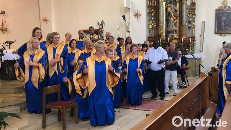 Auf den Gospelzug sprangen auch Besucher und Pfarrvikar Robert Amandu auf. Bild: Eva Seifried