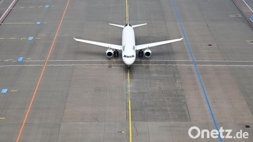 Das Flugzeug stand mehr als eine Stunde nach dem ursprünglich geplanten Abflug noch auf dem Vorfeld des Flughafens. (Symbolbild) Bild: Arne Dedert/dpa