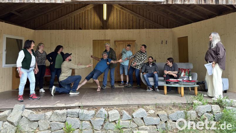 Die Theatergruppe der Großkonreuther Feuerwehr zeigt heuer das humorige Stück "Feiertage für Fortgeschrittene" auf der Bühne im Steinbruch. Bild: Susanne Forster
