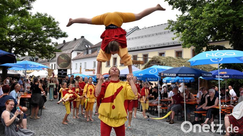 Gewagte Akrobatik wurde lautstark beklatscht auf dem Bärnauer Mittelalterfest. Bild: Ulla Britta Baumer