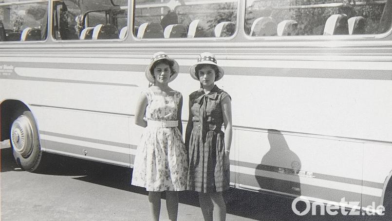 Annemarie Sparrer (links) und Ursula Bowel (rechts) aus dem Mark Kohlberg im Jahr 1964 vor ihrem Reisebus. Aus dessen Fenster wurden die „Bierfilzln“ in der Hoffnung auf eine romantische Verabredung geworfen. Archivbild: Familienalbum Familie Prösl