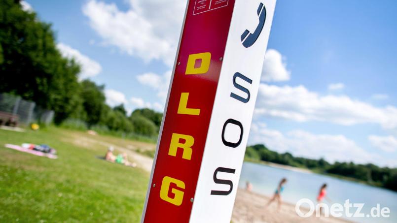 Am Guggenberger See in Neutraubling kam es am Sonntag zu mehreren Badeunfällen. Bisher suchten Einsatzkräfte erfolglos nach einem vermissten 29-Jährigen. Symbolbild: Hauke-Christian Dittrich/dpa