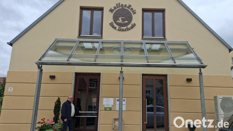 Anton Brand kümmert sich ehrenamtlich um die Geschäftsführung des Dorf-Cafes, das in einem früheren Bankgebäude in Gleiritsch entstanden ist. Bild: Gabriela Amann