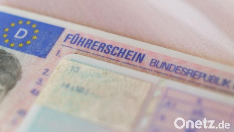 Bis Ende des Jahres soll in ganz Bayern der neue Führerschein im Internet beantragt werden können. (Symbolbild) Bild: Ole Spata/dpa