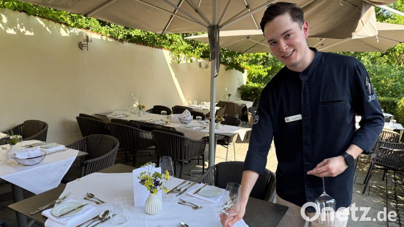 Luca Scimia an seinem Arbeitsplatz: das Landhotel Weißes Roß im Illschwang, wo er derzeit im dritten Lehrjahr seine Ausbildung als Fachmann für Restaurant- und Veranstaltungsgastronomie Bild: Petra Hartl