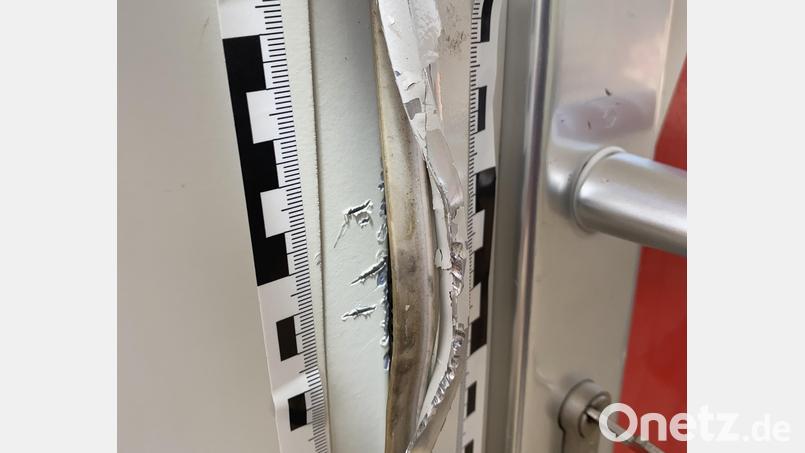 Unbekannte Täter haben sich an einem Baucontainer in der Hammerstraße in Ettmannsdorf zu schaffen gemacht. Bild: PI Schwandorf