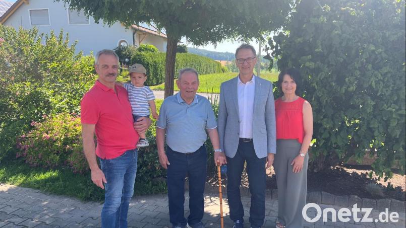 Johann Haller (Mitte) freut sich über die Glückwünsche zum 90. Geburtstag von Sohn Hans (von links) mit Urenkel Ferdinand, Erstem Bürgermeister Reiner Wiedenbauer und Schwiegertochter Michaela. Bild: Clemens Kretz
