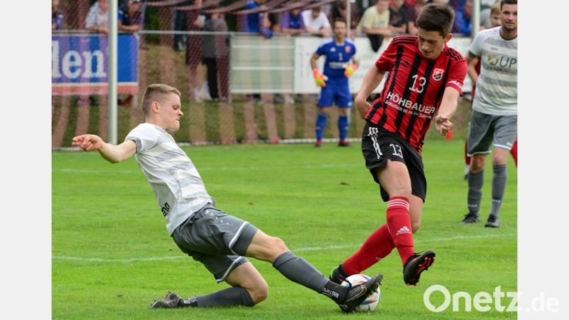 Zuletzt gastierte die SpVgg SV Weiden am 29. Juli 2023 in einem Pflichtspiel im Michael-Höhbauer-Stadion. Damals endete die Landesliga-Partie unentschieden 2:2. in dieser Szene grätscht der Weidener Niklas Lang gegen Fabian Magerl vom SC Luhe-Wildenau. Bild: ham